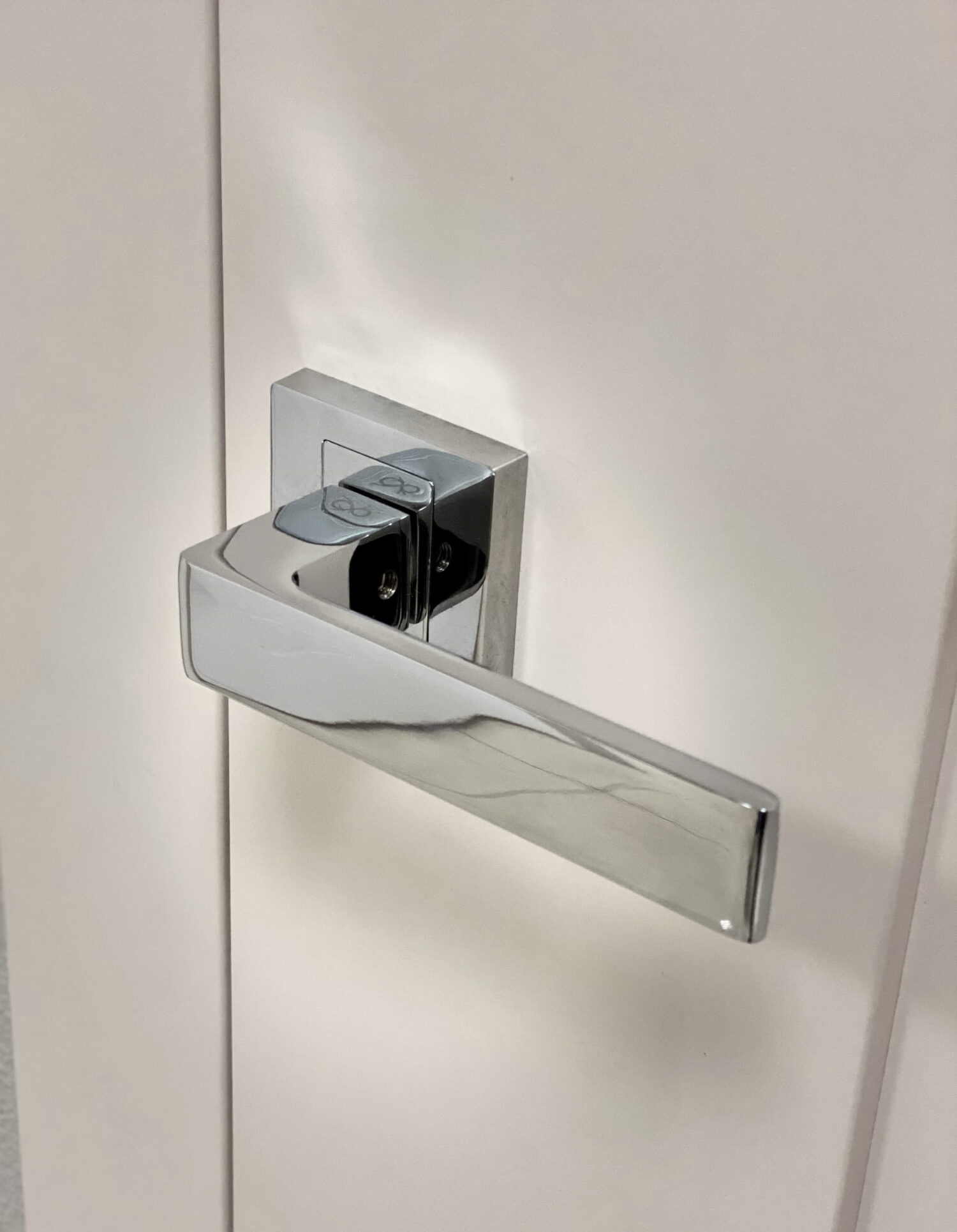 Klamka Apollo KAO 700 na rozecie kwadratowej chrom