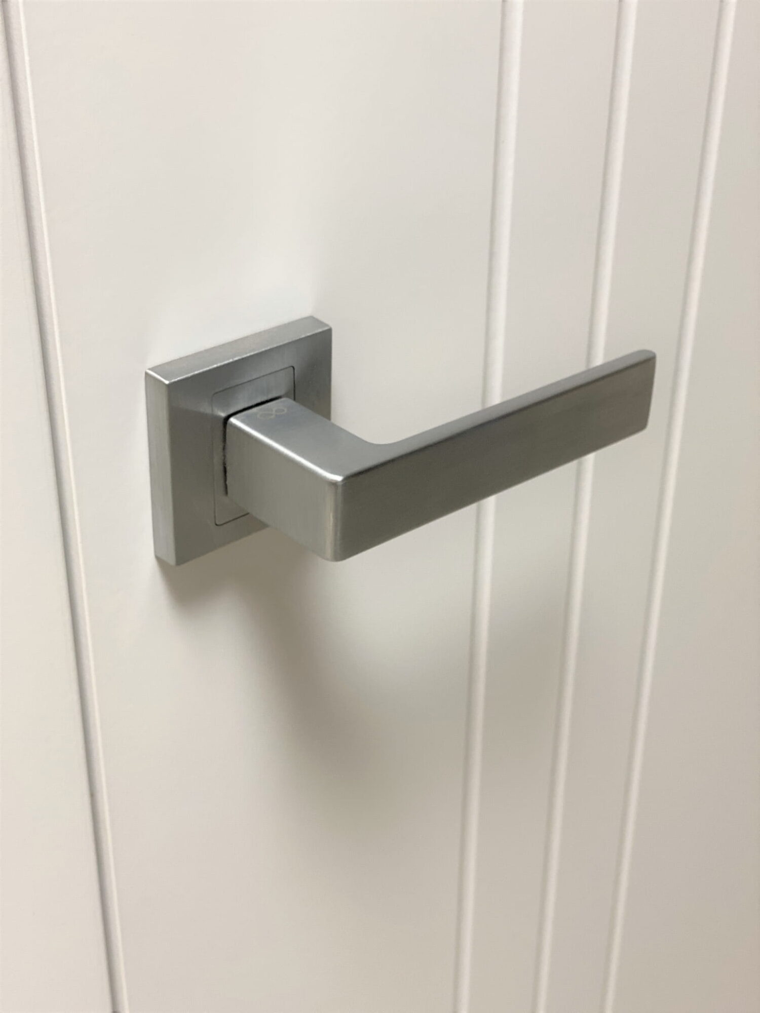 Klamka Apollo KAO M700 na rozecie kwadratowej chrom-mat