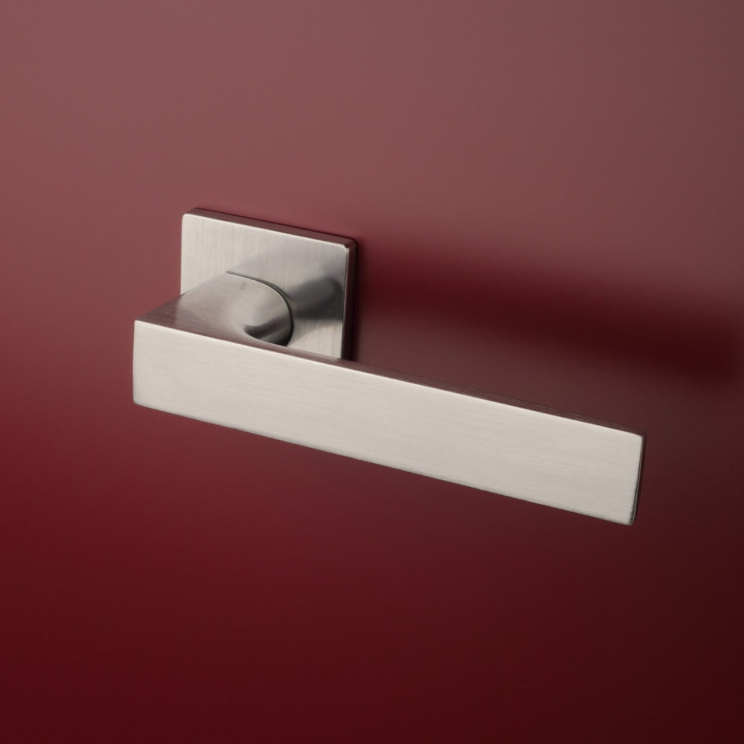 Klamka Aprile Alisso na rozecie kwadratowej Q Super Slim 5 mm, chrom szczotkowany