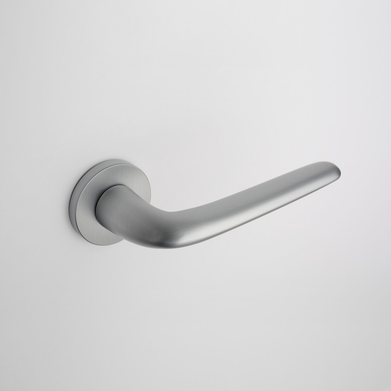 Klamka Aprile Azalia na rozecie okrągłej R Slim 7 mm, chrom satynowy