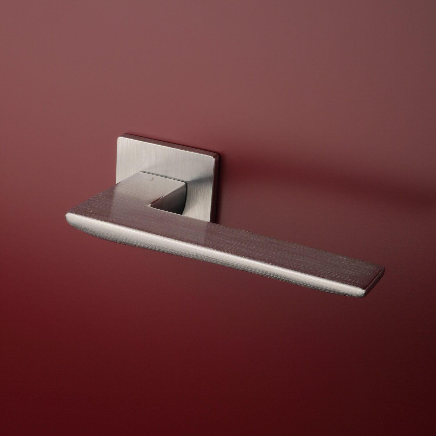 Klamka Aprile Iris na rozecie kwadratowej Q Super Slim 5 mm, chrom szczotkowany