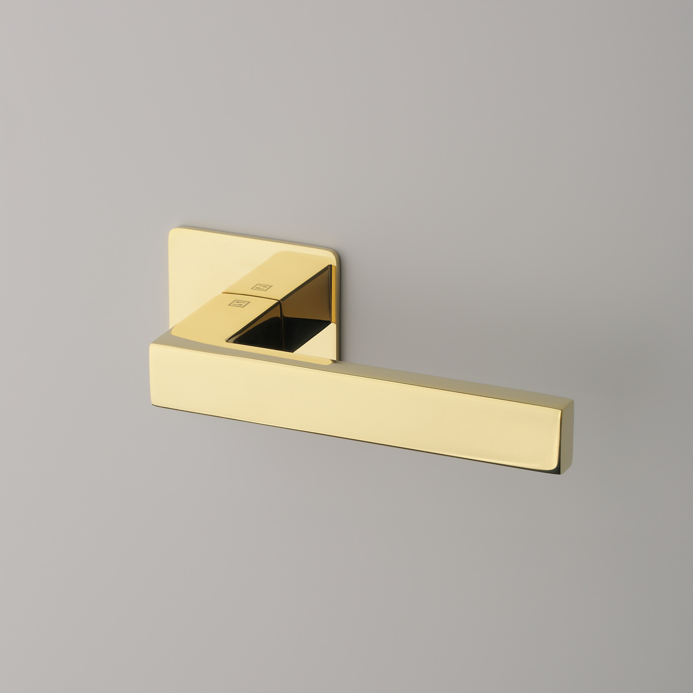 Klamka Sterk Kvadrat 1760 na rozecie kwadratowej Q Ultra Slim 3 mm, złoty polerowany pvd