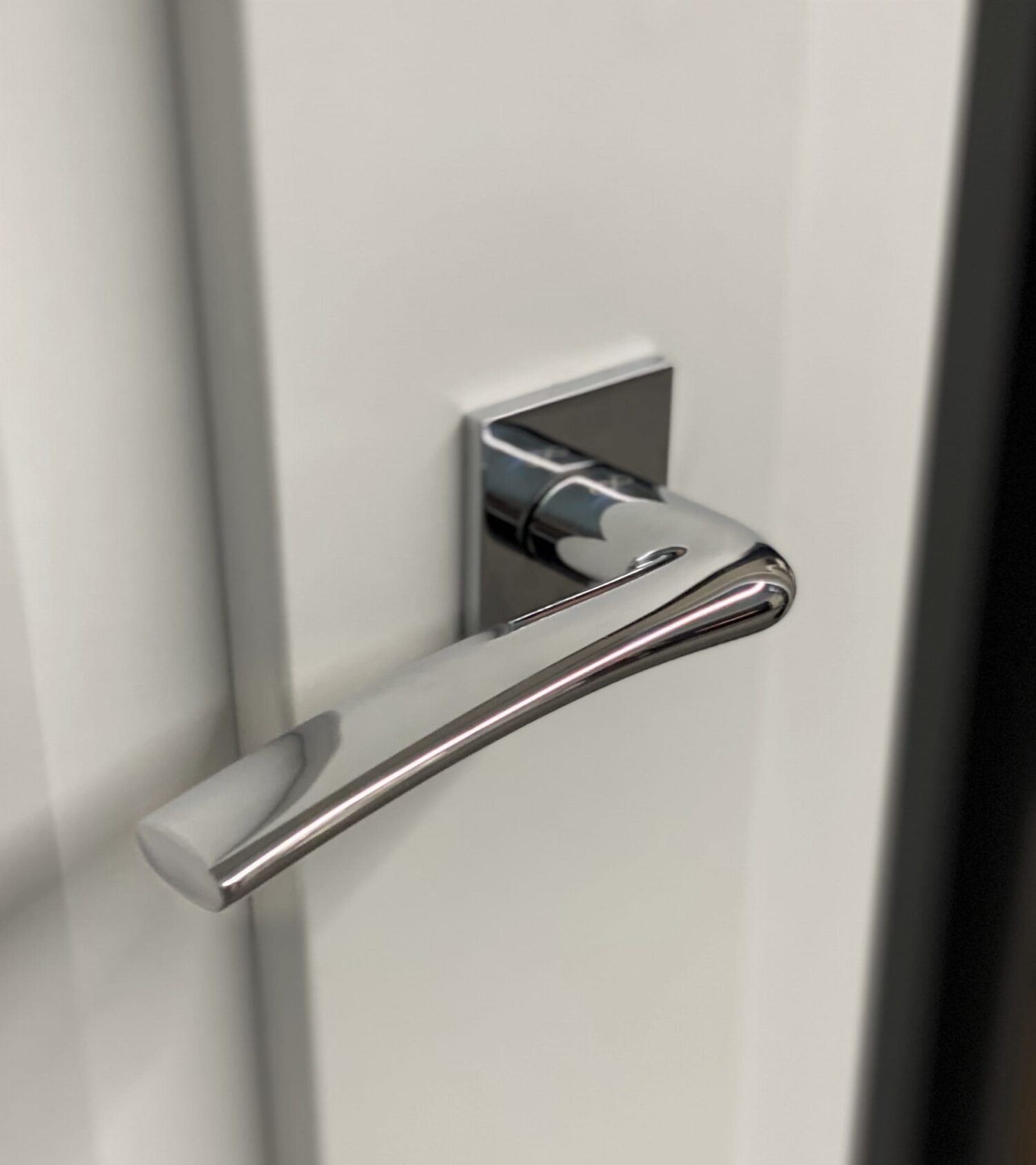 Klamka Vento KVNO S 700/CP na szyldzie kwadratowym chrom/CP
