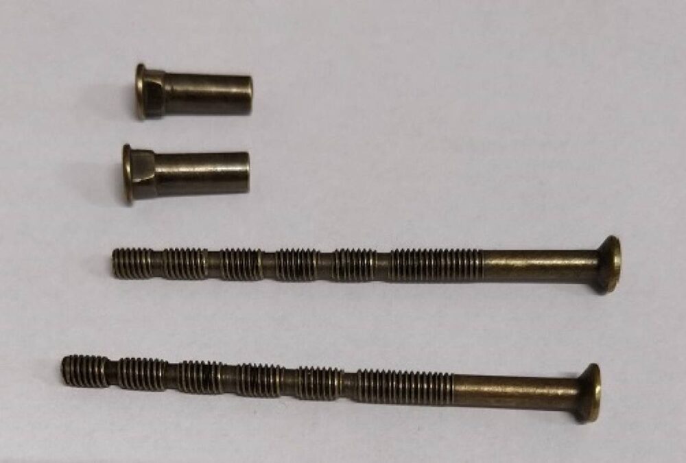 kpl-sr-przel-do-szyldu-mos-17325 Komplet śrub przelotowych M4x65mm do klamek na szyldzie podłużnym mosiądz antyczny