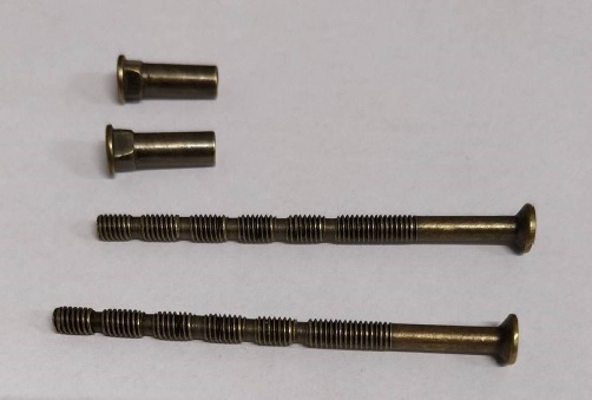 Komplet śrub przelotowych M4x65mm do klamek na szyldzie podłużnym mosiądz antyczny
