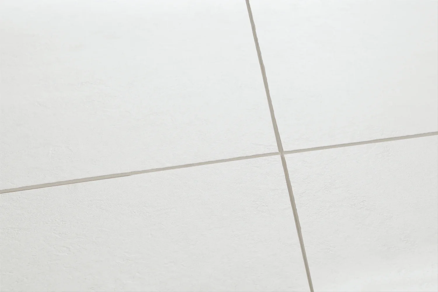 plytka-mineralna-modee-mono-white-concrete-1200-x-600-mm-wmt512c-906b4d Płytka mineralna Modee Mono White – Concrete, 1200 × 600 mm (WMT512C)